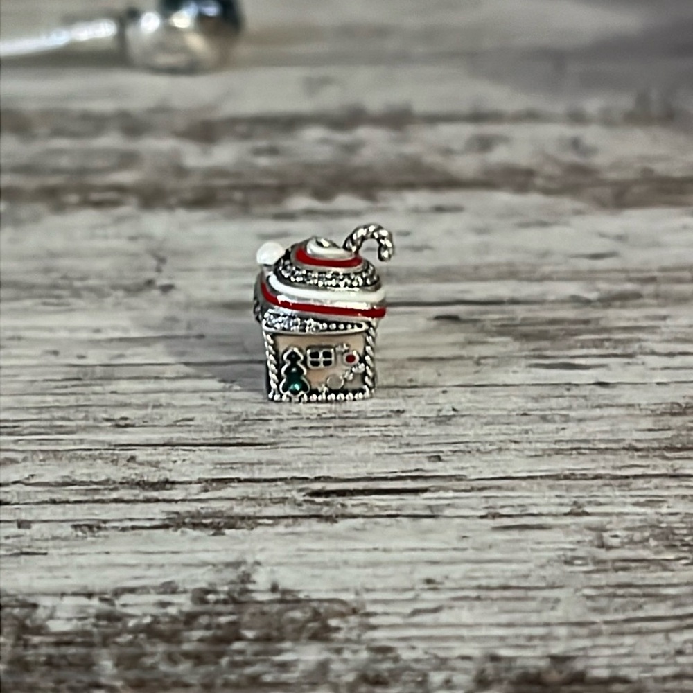 Pandora Festive Gingerbread House Charm